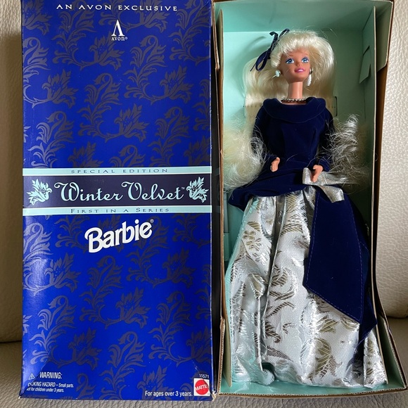 New in box Avon Exclusive 1995 Winter Velvet Barbie. First edition. - Picture 1 of 2